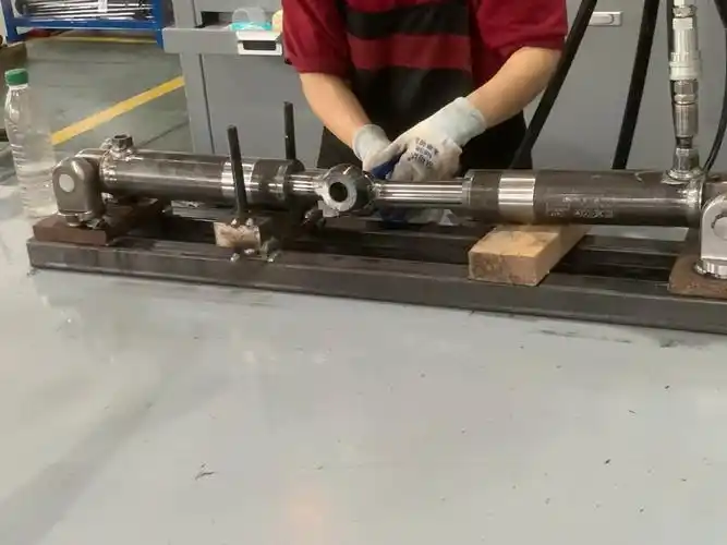 Na co należy zwrócić uwagę przy demontażu siłownika hydraulicznego?